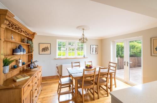 Croft House Sleeps 14 ꕤ Country Views nr Salisbury