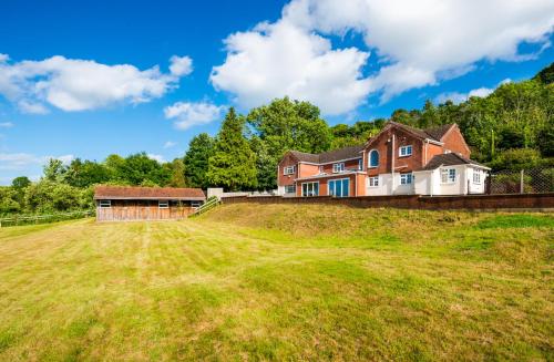 Croft House Sleeps 14 ꕤ Country Views nr Salisbury