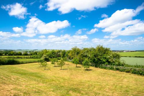 Croft House Sleeps 14 ꕤ Country Views nr Salisbury