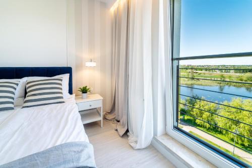 Belle View - 3pok, nawet 5 łóżek, piękny widok na rzekę, TV55 z Netflix i Max, parking, winda, Iława (foto 2)