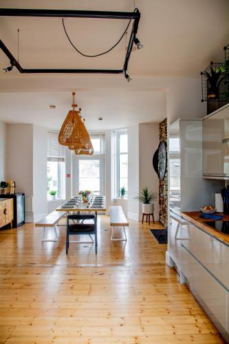 Sleeps 16 with style and space- and a hot tub! gîte à louer Newquay