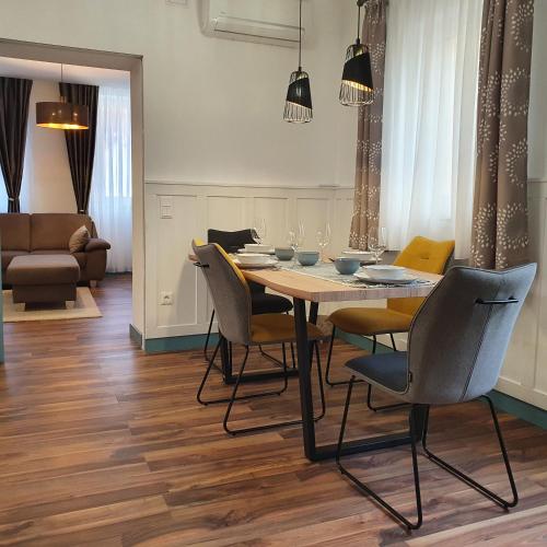 ห้องอาหาร, Jégmadár Apartman (Jegmadar Apartman) in ชาโปเคิร์ต