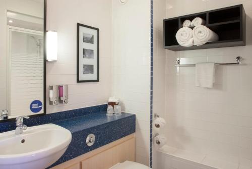 Holiday Inn Express Birmingham Star City an IHG Hotel - image 7