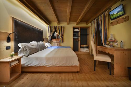 Double or Twin Room image 7