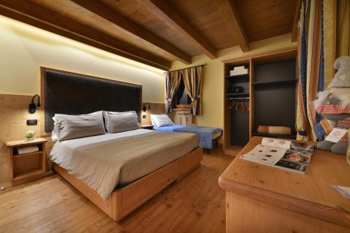 Double or Twin Room image 9