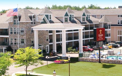 Crown Choice Inn & Suites Lakeview and Waterpark Mackinaw City