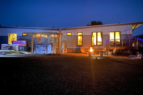 Sleek Modern Sedona Home with Rock Views and Hot Tub! - image 14