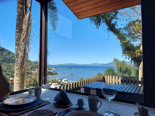 Chalézinho na montanha com vista para o mar