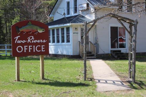 Two Rivers Motel and Cabins