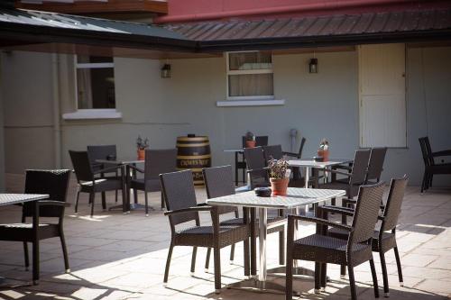 Ryan's Hotel - image 4