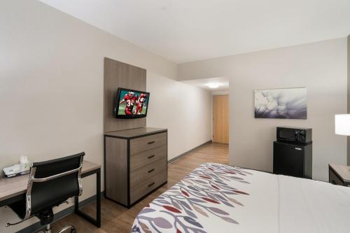 Deluxe Room with One Queen Bed Disability Access Non-Smoking