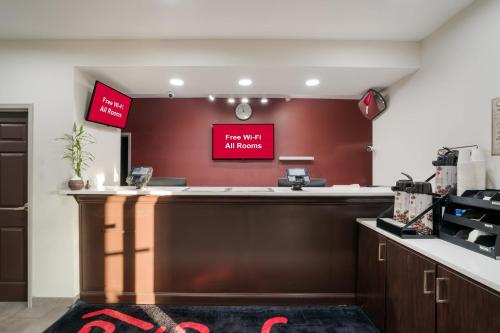 레드 루프 인 & 스위트 캐럴턴, 조지아-웨스트 조지아 - 로비