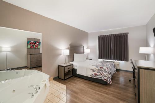 Red Roof Inn & Suites Carrollton GA - West Georgia - image 11