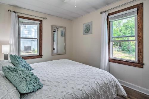 Cozy Arden Cottage, 2 Mi to Lake Julian Park!