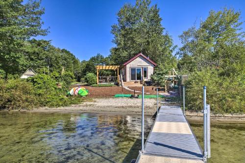 Quaint Oakland Getaway on East Pond Lake!