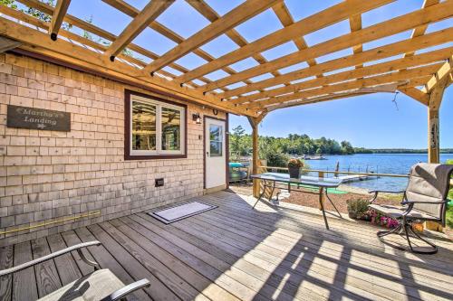 Quaint Oakland Getaway on East Pond Lake!