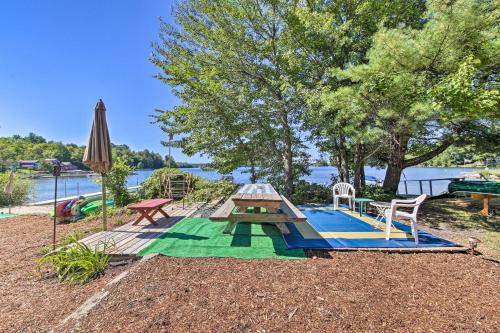 Quaint Oakland Getaway on East Pond Lake!