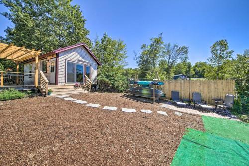 Quaint Oakland Getaway on East Pond Lake!