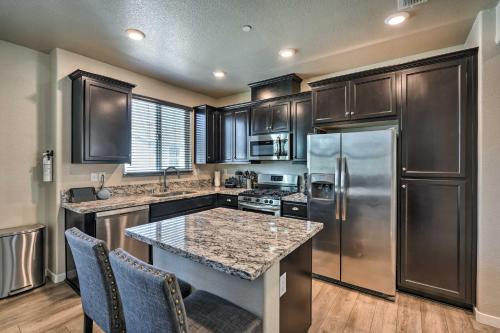 . Pet-Friendly Elk Grove Retreat w/ Balcony!