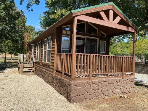 Thousand Oaks Resort - Cabin #1 with Hot Tub