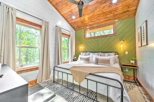 Chic Broken Bow Cabin with Hot Tub and Gas Grill!