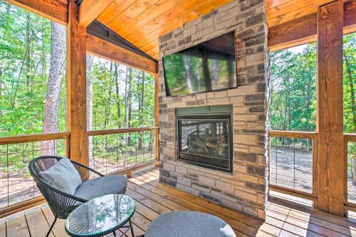 Chic Broken Bow Cabin with Hot Tub and Gas Grill!