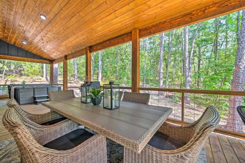 Chic Broken Bow Cabin with Hot Tub and Gas Grill!