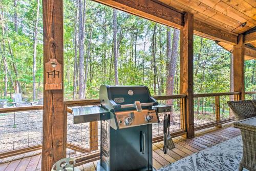 Chic Broken Bow Cabin with Hot Tub and Gas Grill!
