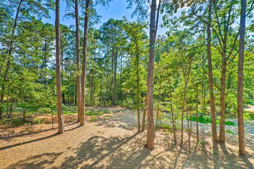 Chic Broken Bow Cabin with Hot Tub and Gas Grill!
