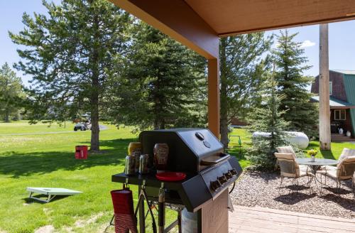 Deer View by KABINO Hot Tub Fire Pit Garage Roku WiFi Grill Fireplace - image 14