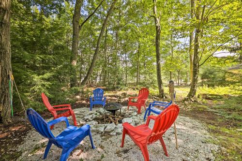 Pocono Summit Getaway with Game Room Walk to Lake! in Pocono Summit, Vereinigte Staaten von Amerika