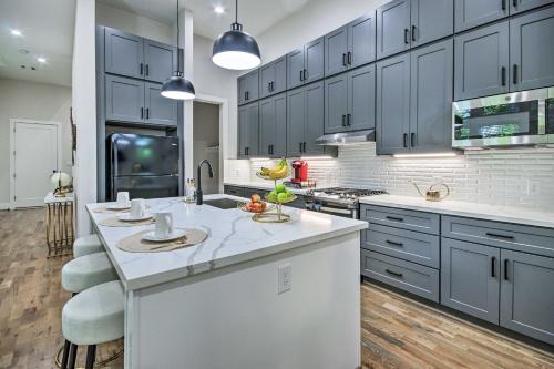 Modern Home with Yard 2 Mi to Downtown Houston! in Houston, USA