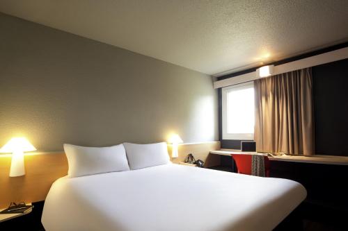 ibis Pau Lescar - main image