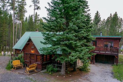 Double Loop by KABINO Large Driveway Fire Pit Fireplaces Grill WiFi Sleeps 11 in Summer and only 7 i