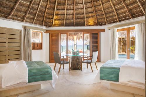 Ocean Front Pool Plunge Pool King Bed