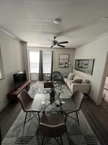 . NEW Luxe 1bdrm Townhome + balcony + pool