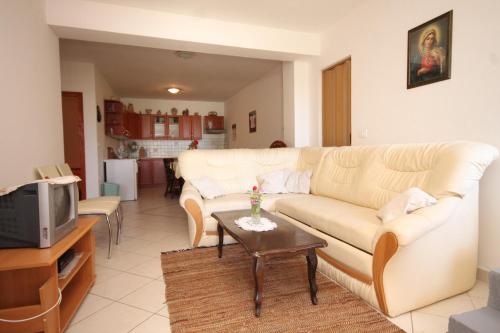 Apartments with parking space Cunski, Losinj - 8010 in Cunski