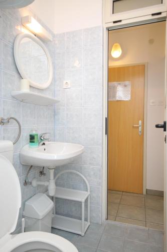 Double Room with Balcony image 4