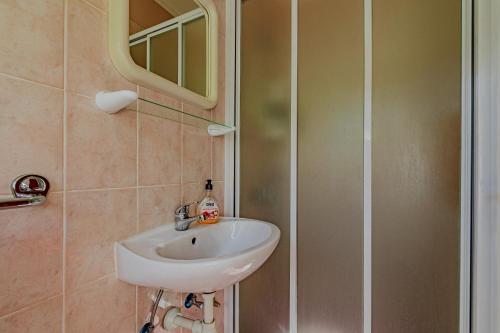 Three-Bedroom Apartment with Terrace and Sea View image 10