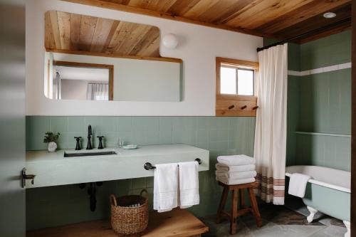 Daunt's Albatross Motel