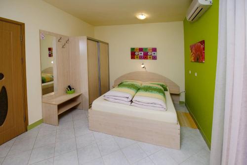 1 queen bed
