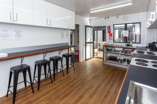 Tidewater Motel & Tourist Park in โคโรแมนเดล