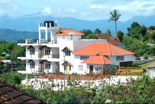 TempleVue CoupleStay in Coorg-Hill View-Netflix-Walkable to Convenience Store and Restaurants. — Hotel in Coorg