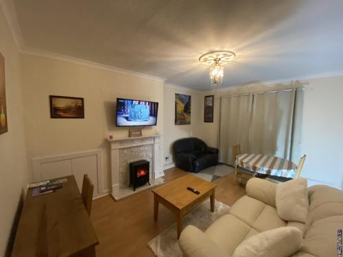 Private Lounge and Double Room - Accommodation - Kilwinning