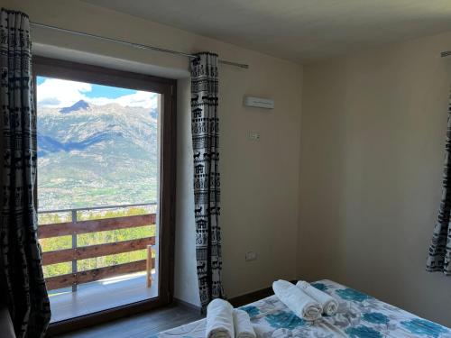 Apartment with Mountain View