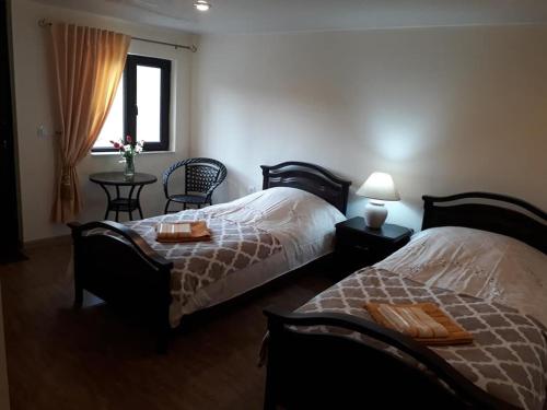 2 twin beds