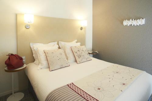 1 double bed, 2 twin beds
