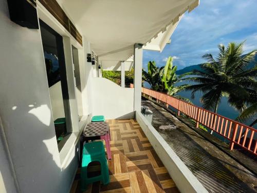 Balcony/terrace, Vandu's View Guest house & Restaurant near Tomok Village