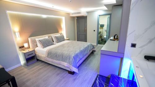 Queen Room with Spa Bath image 10