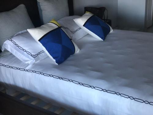 Lux on Patricia 1B in อัมฮลาลิ